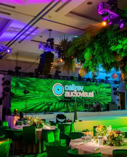 Equipo Celtrev ajustando luces en noche temática