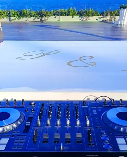 Equipo Celtrev ajustando iluminación en mandap