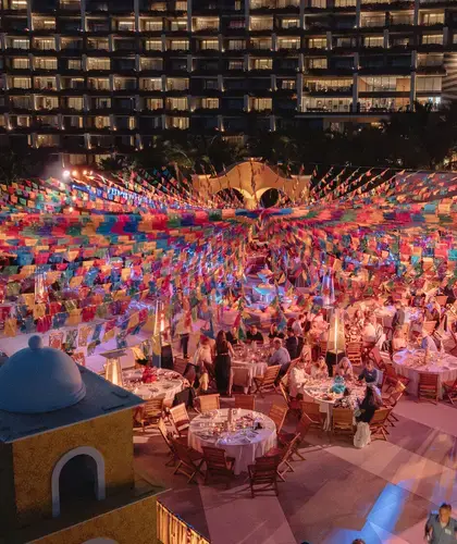 Vista de escenario corporativo con iluminación azul