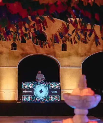 Detalle de escenario temático iluminado